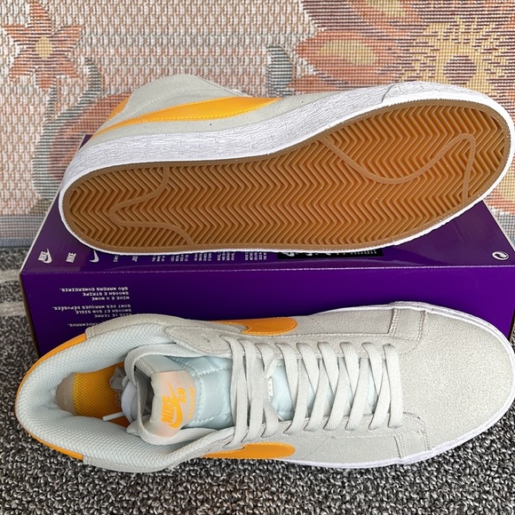 Nike Men’s SB Zoom Blazer Mid
Summit White/Summit White/Laser Orange
Skate Shoes - Picture 3 of 16